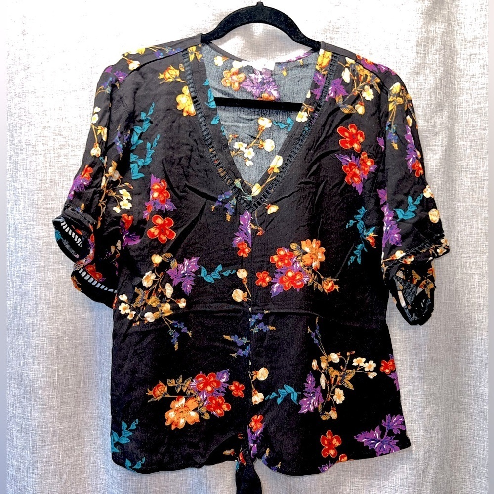 *Women's Eyeshadow floral top small NWT